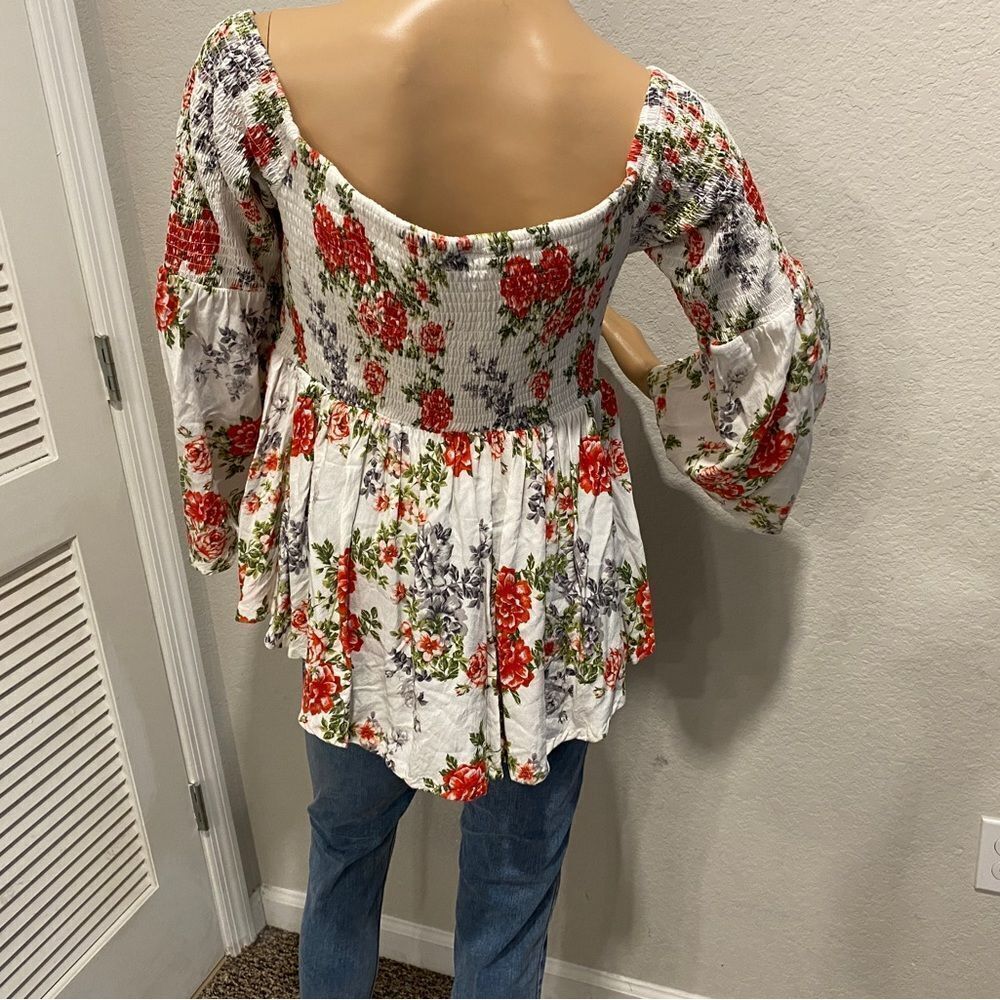 Torrid Scrunchie/floral/ditzy /flirty off shoulder flare sleeves top - Picture 3 of 9